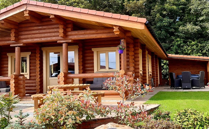 External view of a log cabin at Vindomora Country Lodges